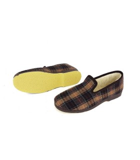 Detalle del piso de goma antideslizante de la zapatillas marrón clásica de lana Pelusin