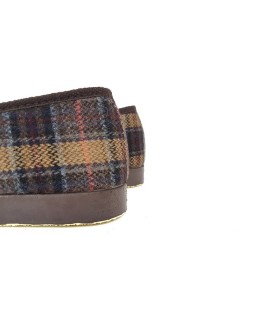 Vista del talón de zapatilla de hombre clásica de cuadros fabricada por Pelusin con forro de lana en el interior