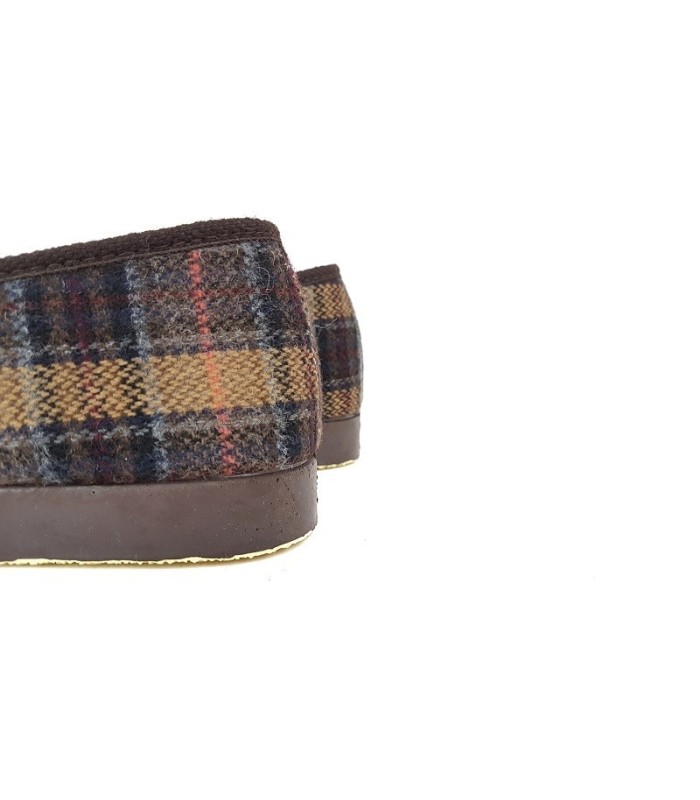 Vista del talón de zapatilla de hombre clásica de cuadros fabricada por Pelusin con forro de lana en el interior