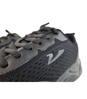 Detalle del tejjido y cierre de cordones de Zapatilla deportiva de malla negra mujer de Vicmart