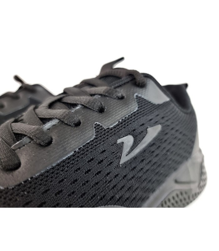 Detalle del tejjido y cierre de cordones de Zapatilla deportiva de malla negra mujer de Vicmart