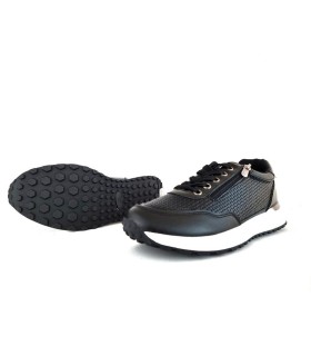 Zapatilla deportiva polipiel cremallera falsa negra de Me Molas, vista de la suela