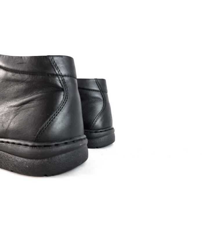 vista del talon con el cuello acolchado de bota negra de Notton