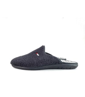 vista lateral de la zapatillas  gris descalza hombre