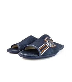 Vista de medio perfil de zapatillas casa hombre azul escudo Gema García