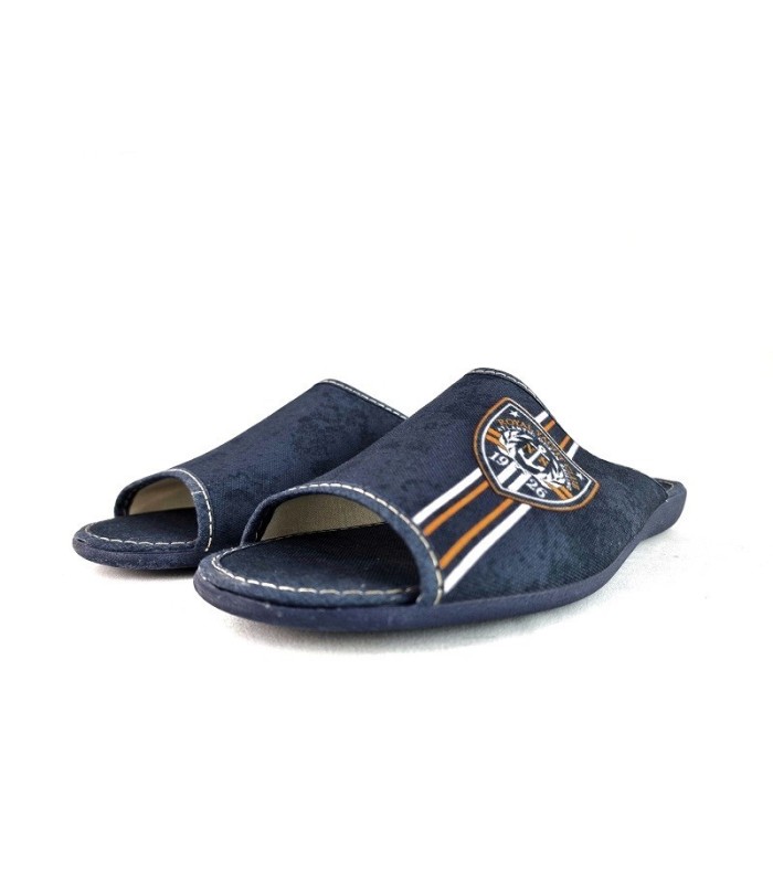 Vista de medio perfil de zapatillas casa hombre azul escudo Gema García