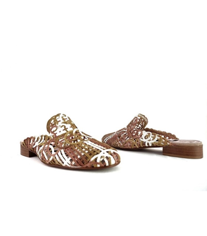 Dos imágenes (uno de cada lado del zapato pardo) para que se puedan apreciar los detalles desde todos los ángulos.