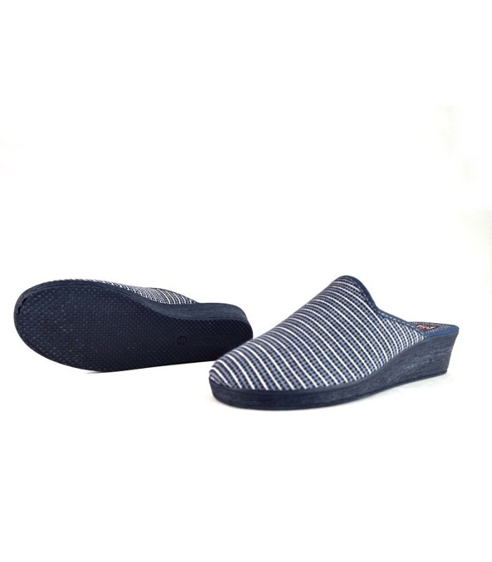 Zapatilla casa descalza con cuña azul de Gema García, vista del piso antideslizante
