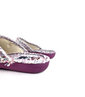 Detalle del talón abierto de la zapatilla pinki Gema García, garantizando frescura.