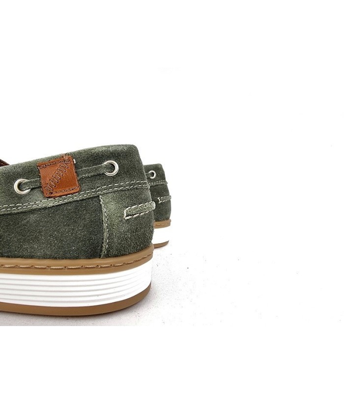 Parte trasera del zapato náutico piel verde, detalle del talón y costuras.