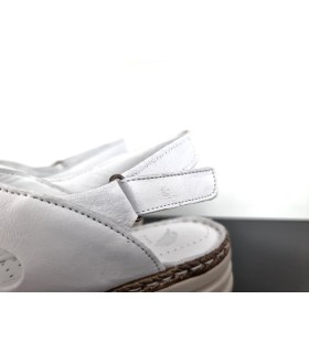 Sandalia de piel blanca tiras abchas cruzadas de Treintas.