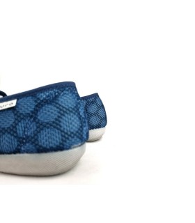 Zapatilla casa azul transpirable en uso, ideal para verano. Vista del talón