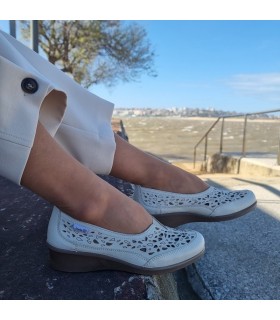 Zapato mujer piel troquelada cuña de Laura Azaña