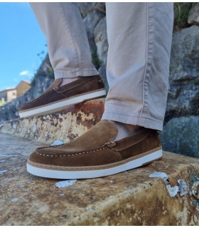 zapato mocasín hombre piel marrón con pantalón