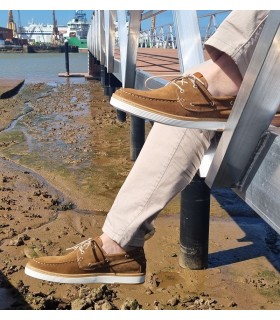 Zapato nautico cordones camel de Zen en un hombre puestos posando