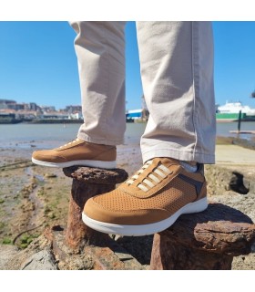 Zapato hombre Nobuck marron elásticos en el empeine de Luisetti puestos en un hombre