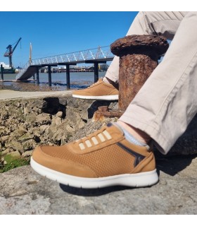 Zapatos hombre Nobuck marrón elásticos en el empeine de Luisetti puestos en modelo vistos de perfil