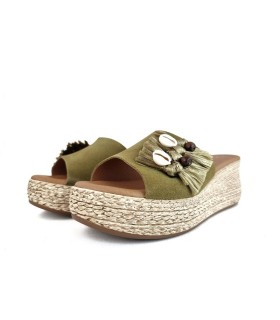 Sandalia pinki plataforma verde con caracolas de Lola Canales