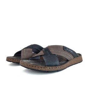 Detalle del corte en piel de la sandalia chancla Walk Fly para hombre.