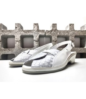 De medio perfil: Sandalias mujer piel blanca con diseño ancho y elegante