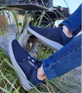 Deportivo textil azul cordón elástico de Luisetti puestos en un hombre con vaqueros