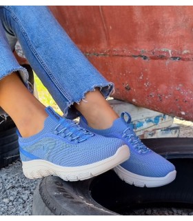 modelo con Deportivo mujer azul tipo calcetin cordón elástico de Laura Azaña puesto
