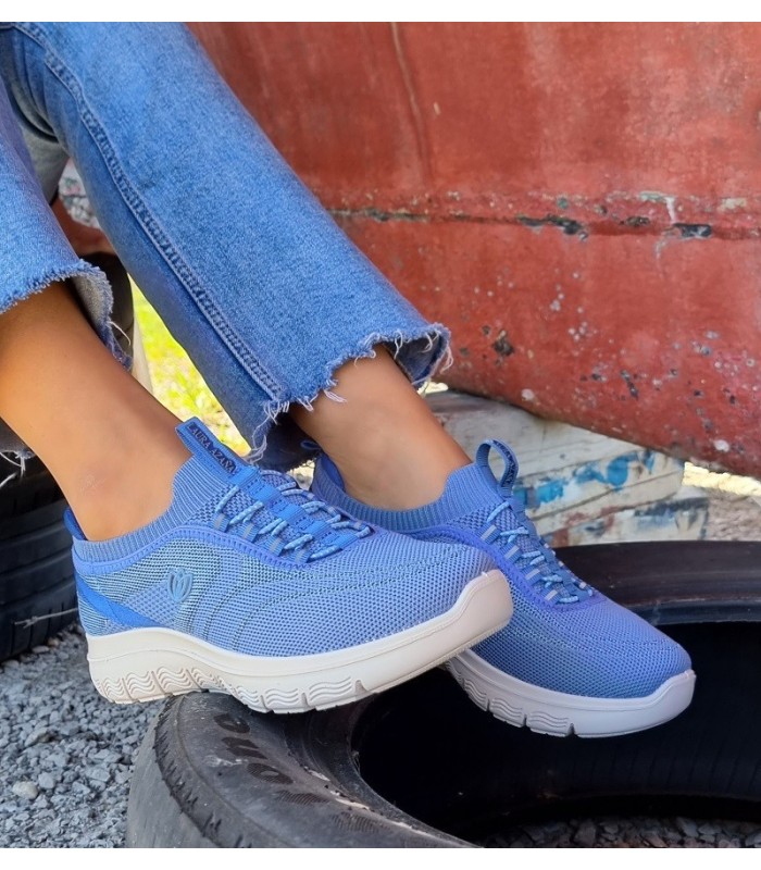 modelo con Deportivo mujer azul tipo calcetin cordón elástico de Laura Azaña puesto