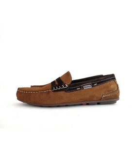 Lateral del mocasín marrón claro con piso flexible.