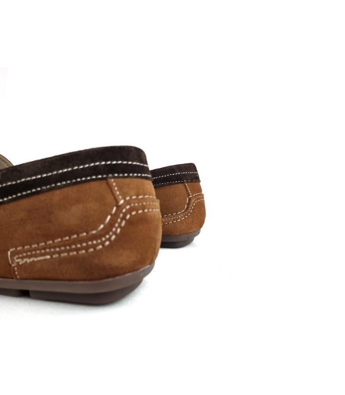 Parte trasera del zapato mocasín marrón claro Himalaya