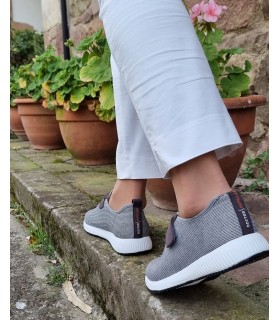 Zapatilla deportiva gris cierre velcro del Doctor Cutillas para mujer
