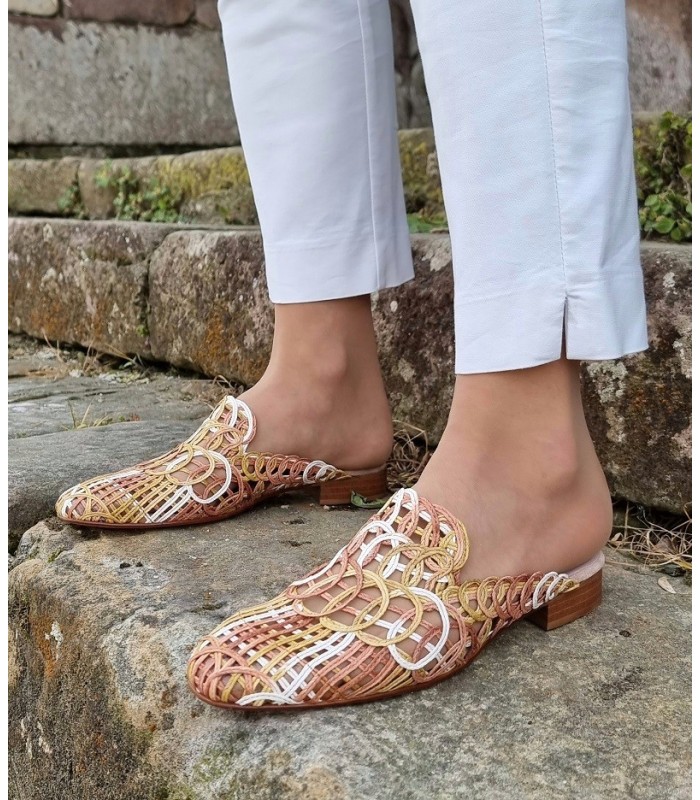 Zuecos mujer Multi pardo de Nival Woman puestos en modelo