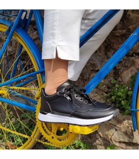 Zapatillas deportivas polipiel negra de Me Molas para mujer puestas