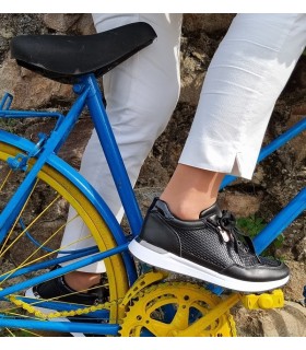 Zapatilla deportiva polipiel negra de Me Molas para mujer puestas