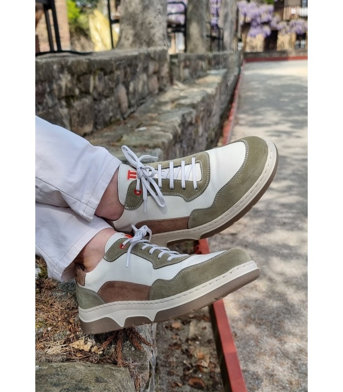 Zapatos hombre cordones piel beige y verde de Notton puesto en un hombre con los pies cruzados