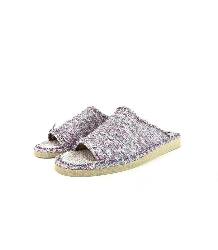 perfil lateral zapatilla rosa casa con piso micro poroso, vista de medio perfil