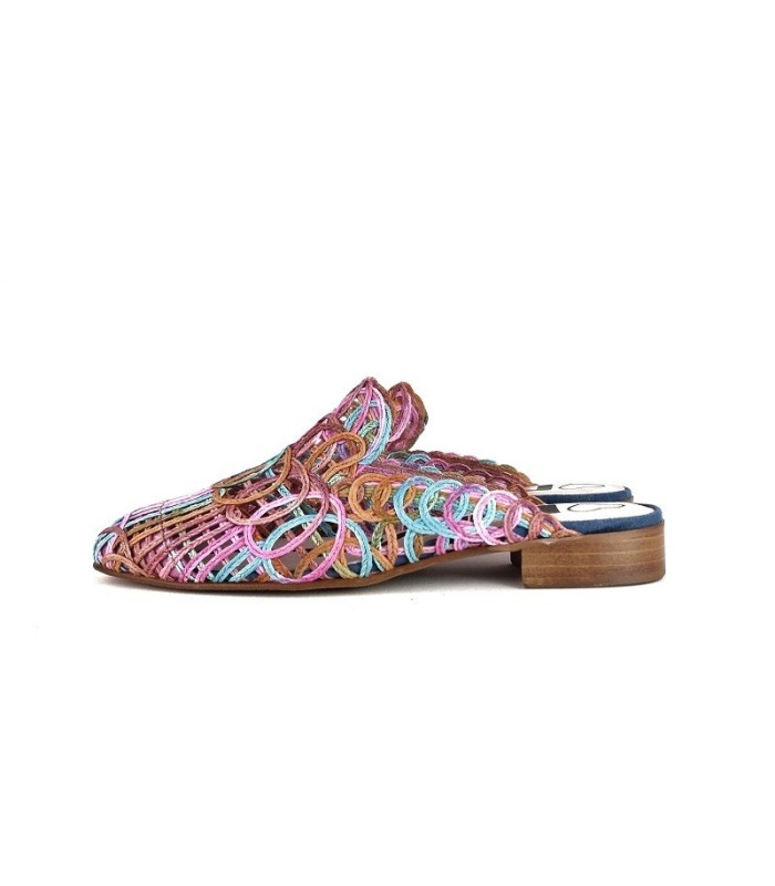 Una imagen que muestre todo el lateral del zapato fucxia, resaltando el diseño de los detalles textiles y el tacón.