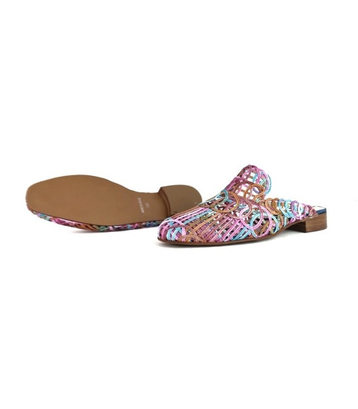 Imagen que muestre la parte inferior del zapato fucsia, enfatizando la calidad del piso de goma.