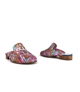Dos imágenes (uno de cada lado del zapato fucsia) para que se puedan apreciar los detalles desde todos los ángulos.
