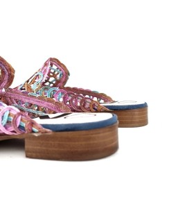 Imagen del área trasera del zapato fucsia, mostrando el acabado del tacón de 2 cm.