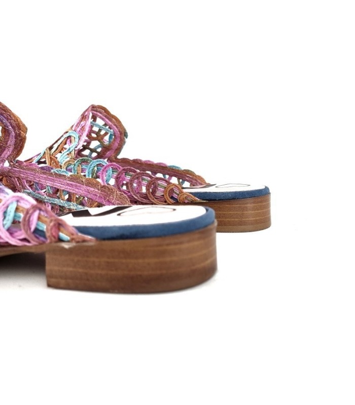 Imagen del área trasera del zapato fucsia, mostrando el acabado del tacón de 2 cm.