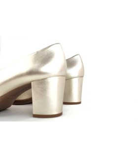 Zapato salón tacón medio piel dorado de Mimao, vista del tacón medio