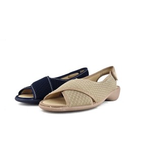 Imagen principal:
Zapatilla de casa con tejido adaptable en color azul o beige de Gema García.