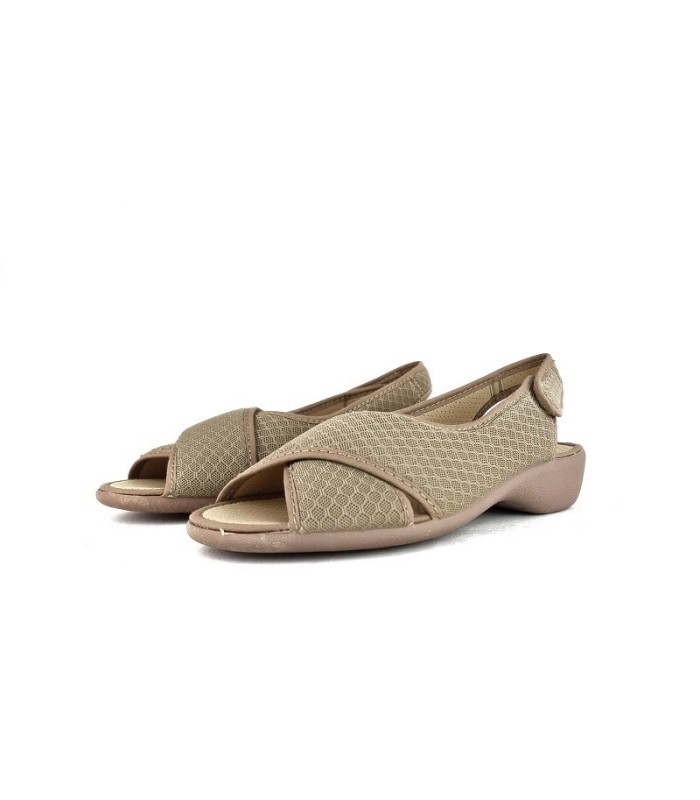 Vista lateral:
Zapatilla casa beige con velcro en el talón y cuña ligera de 2 cm.