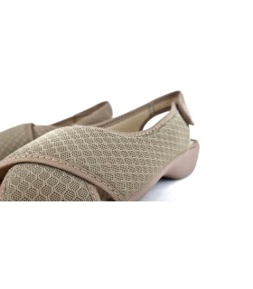 Detalle del tejido en Zapatilla de tiras cruzadas de Gema García beige
