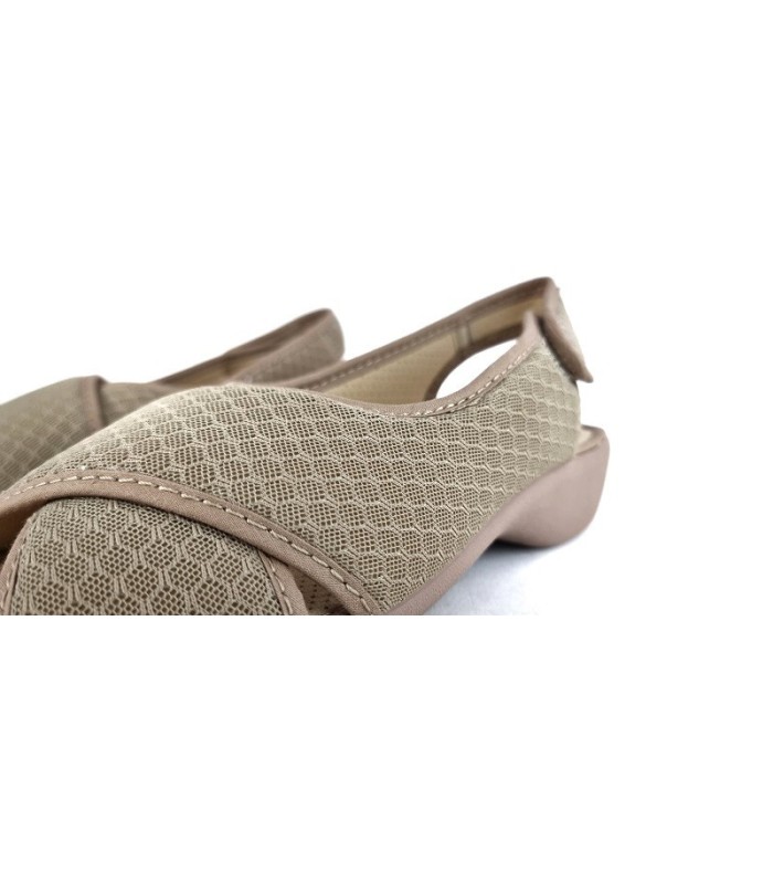 Detalle del tejido en Zapatilla de tiras cruzadas de Gema García beige