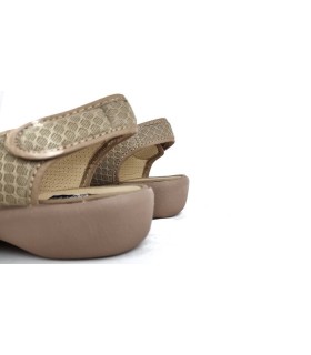 Vista trasera:
Cierre con velcro que facilita el ajuste para mayor comodidad en zapatilla mujer beige