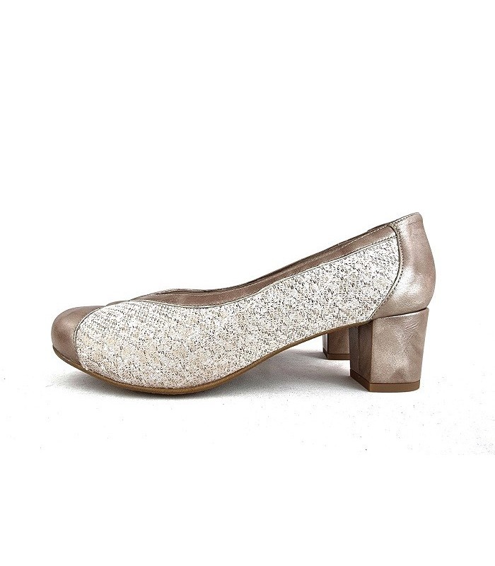 Zapato salón tacon medio horma ancha de Salvatore Visentini beige