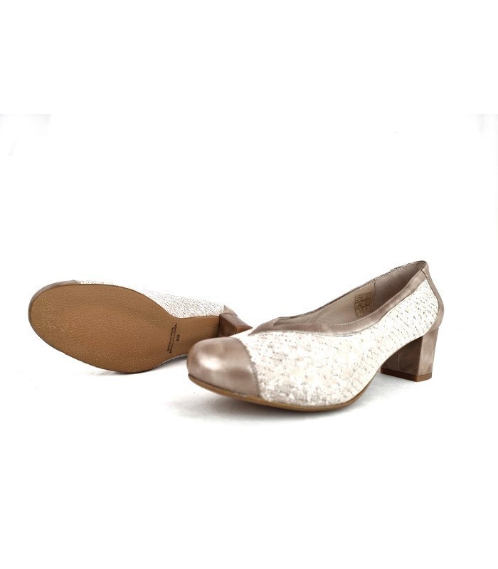 Zapato salón tacon medio horma ancha de Salvatore Visentini beige