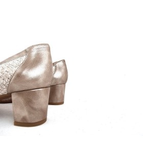 Zapato salón tacon medio horma ancha de Salvatore Visentini beige