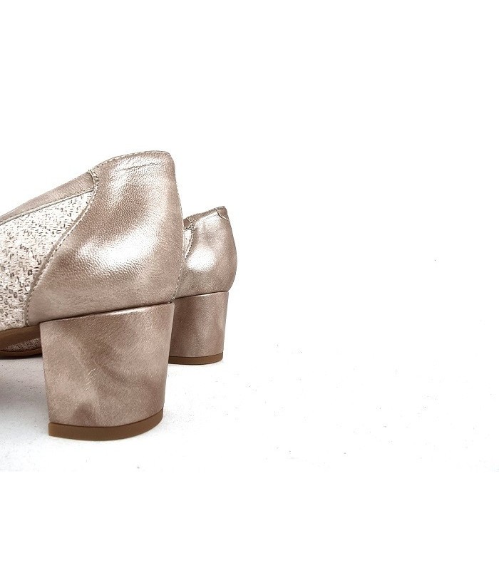 Zapato salón tacon medio horma ancha de Salvatore Visentini beige